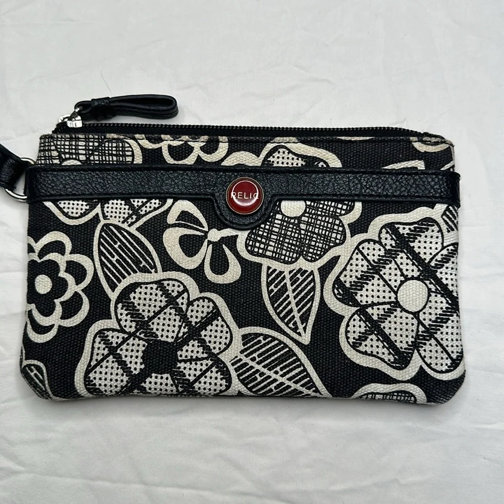 Relic Black and White Geometric Flower Design Wristlet Clutch. Multiple pockets.